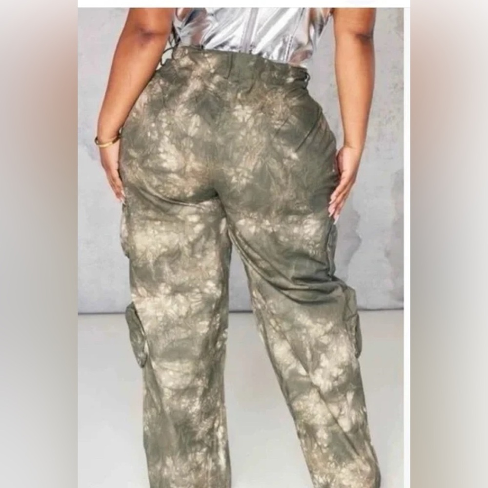 PrettyLittleThing Plus Size Camo Pocket Detail Cargo Trouser Khaki US 16 18 - Picture 2 of 5
